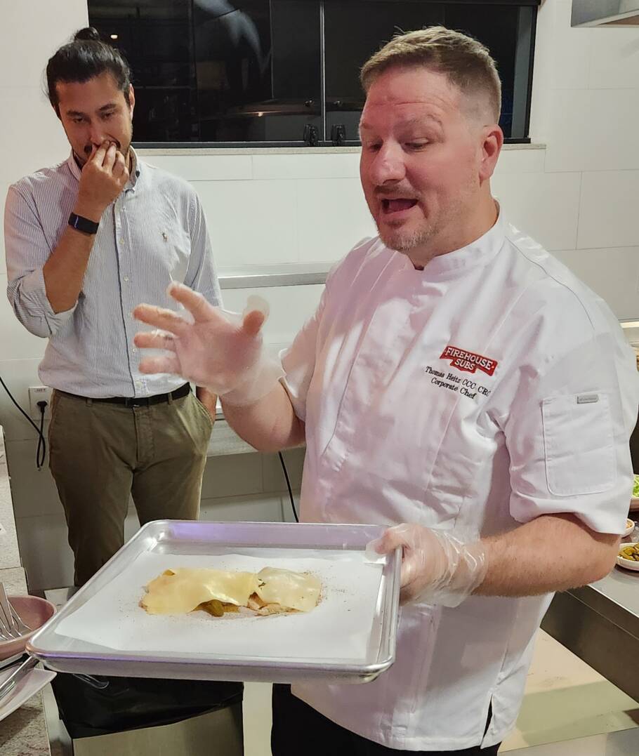 O chef Thomas Heitz mostra como é preparado os sanduíches da Firehouse Subs