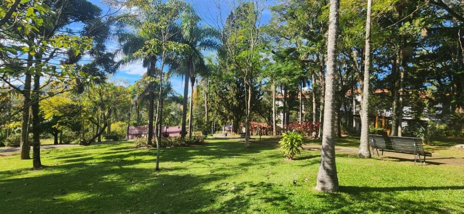 O Grand Hotel Resort Serra Negra tem uma ampla área verde