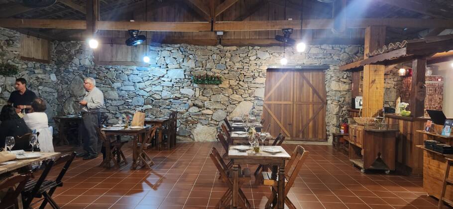 O salão de pedra tem, clima rústico e acolhedor