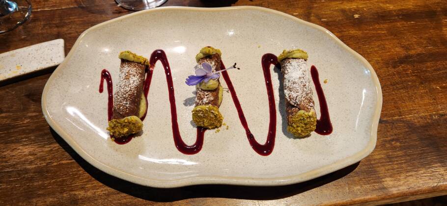 Canoli om recheio de pistache, calda de frutas vermelhas