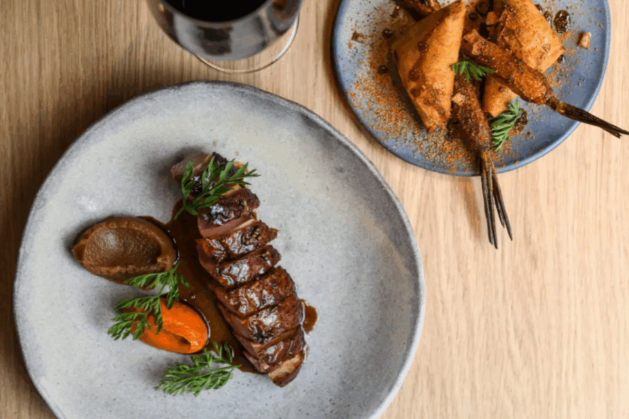 Os menus são sazonais, criativos e mudam com frequência