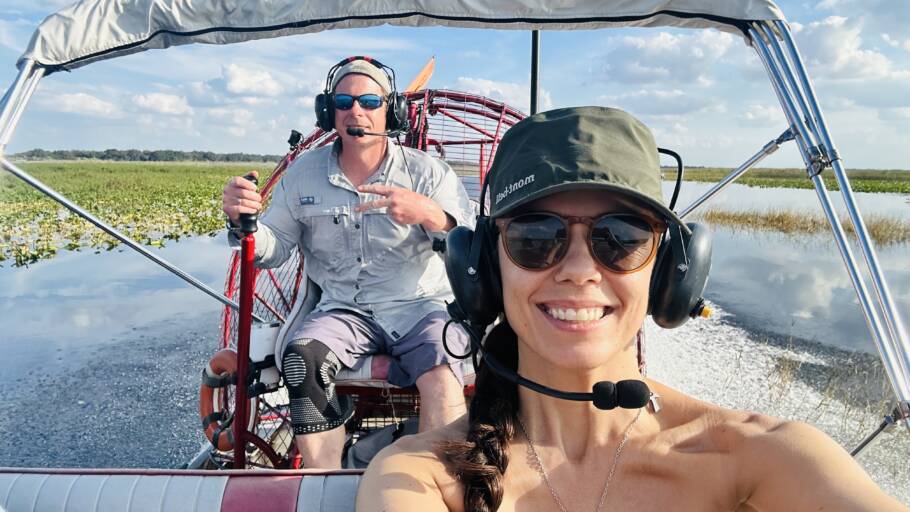 Barcos movidos a hélice, como os de filmes, levam o turista no meio do pântano. Aqui, barcos da Spirit of the Swamp
