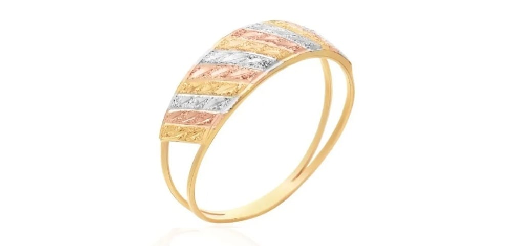 O anel tricolor sai por R$665,15 na promoção