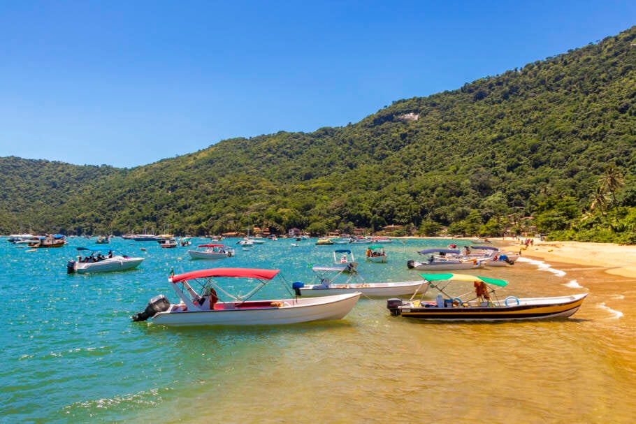 Praia do Abraão, uma das mais badaladas de Ilha Grande, em Angra dos Reis (RJ)