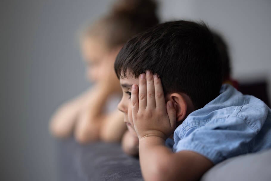 Estudo sugere que crianças com doenças neuromusculares raras, como a DM1, devem ser cuidadosamente avaliadas também para sinais de autismo. (Foto usada apenas para fins ilustrativos. Posada para profissional)