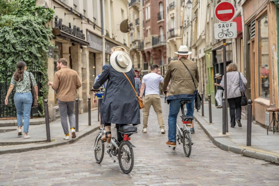 Passeio percorre pontos icônicos da capital francesa