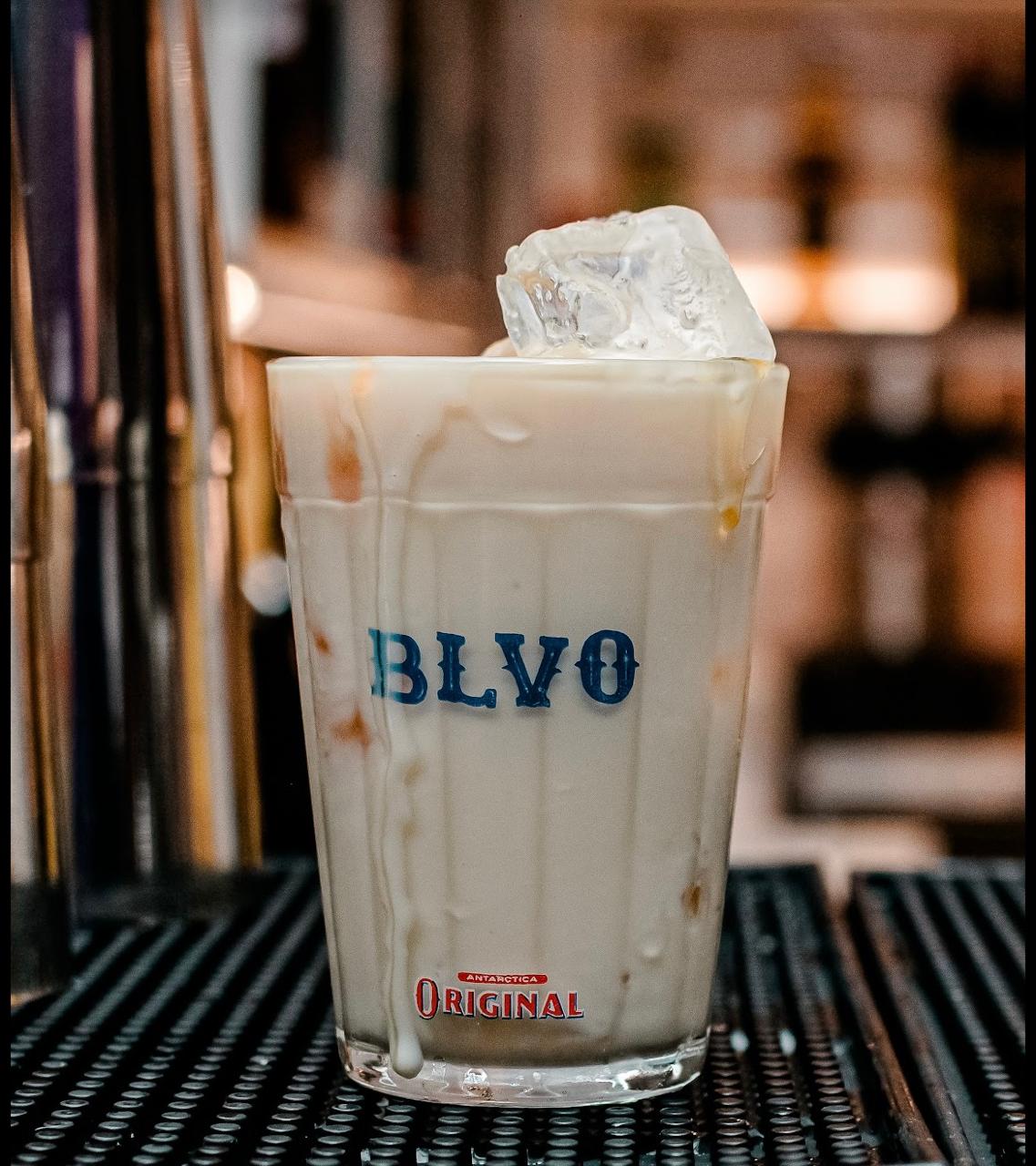 A carta de bebidas mistura o clássico com o criativo. Tem cerveja de garrafa até batida de pudim (!)