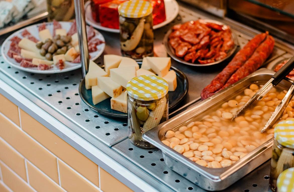 Bolovo promete ser novo point na ZN com direito a vitrine de acepipes, pratos de infância e aquele jeitinho clássico de servir tremoço e sardinha assada — mas tudo com cuidado nos detalhes