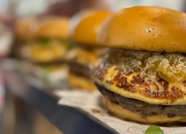 Poucos sabores dizem tanto sobre o Brasil quanto um hambúrguer que mistura tradição, ousadia e um toque de melaço de cana – Moreira Burgers/Divulgação