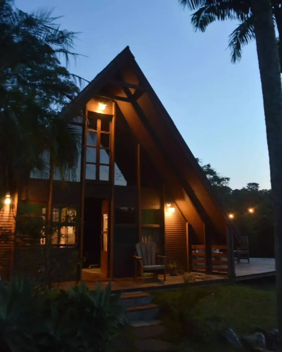 A Cabana A-frame 80’s une o estilo rústico e aconchegante em um ambiente romântico e acolhedor