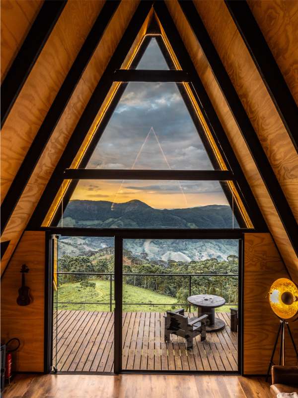 Cabana fica num terreno privativo de 50 mil m², com horta orgânica, trilhas e acesso a cachoeira