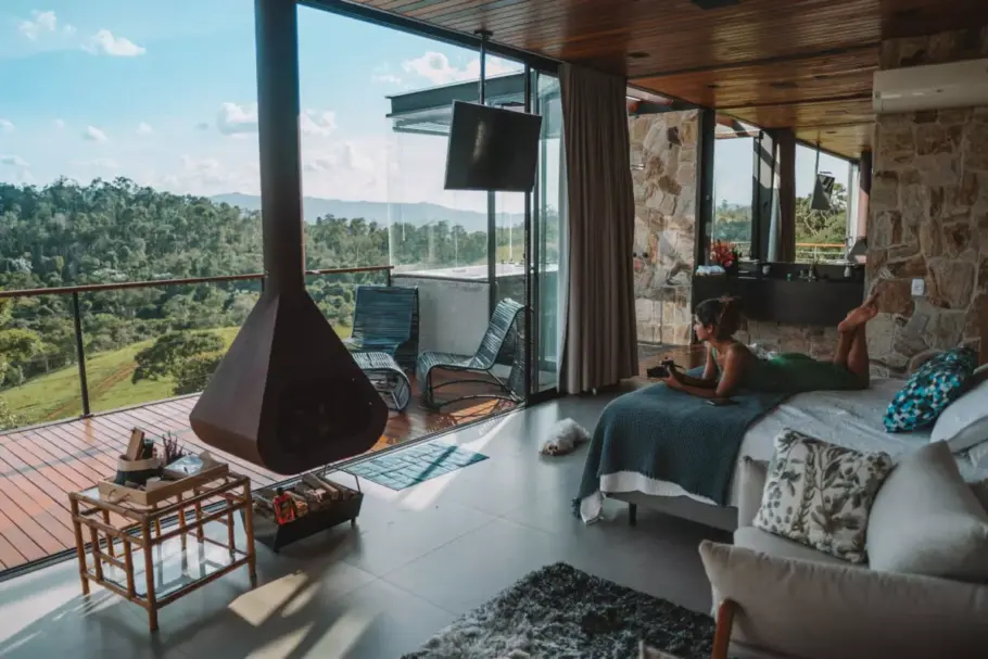 A cabana tem 52 m² e oferece vista incrível para as montanhas