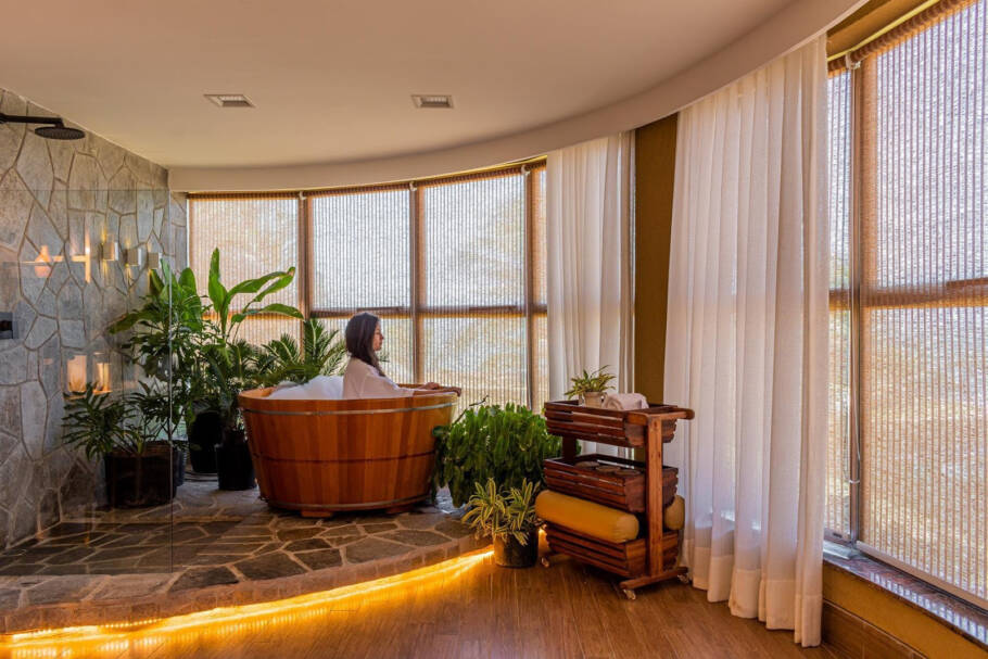 Com apenas 35 acomodações, o Carmel Charme Resort proporciona uma atmosfera intimista e acolhedora