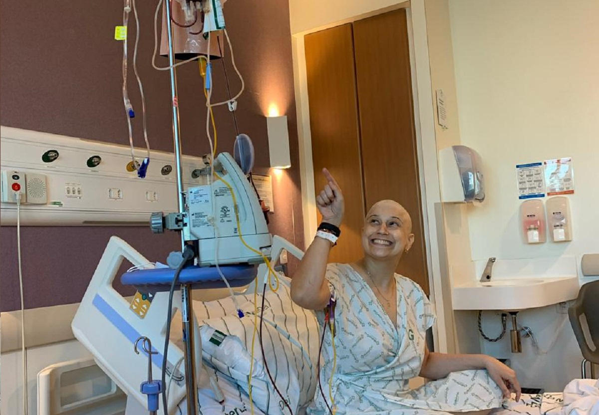 Diagnosticada com linfoma não Hodgkin aos 38 anos, analista de RH precisou de 15 bolsas de sangue para continuar viva