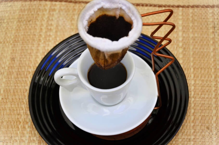 Antes de despejar toda a água, é recomendável realizar a pré-infusão, também conhecida como "bloom"