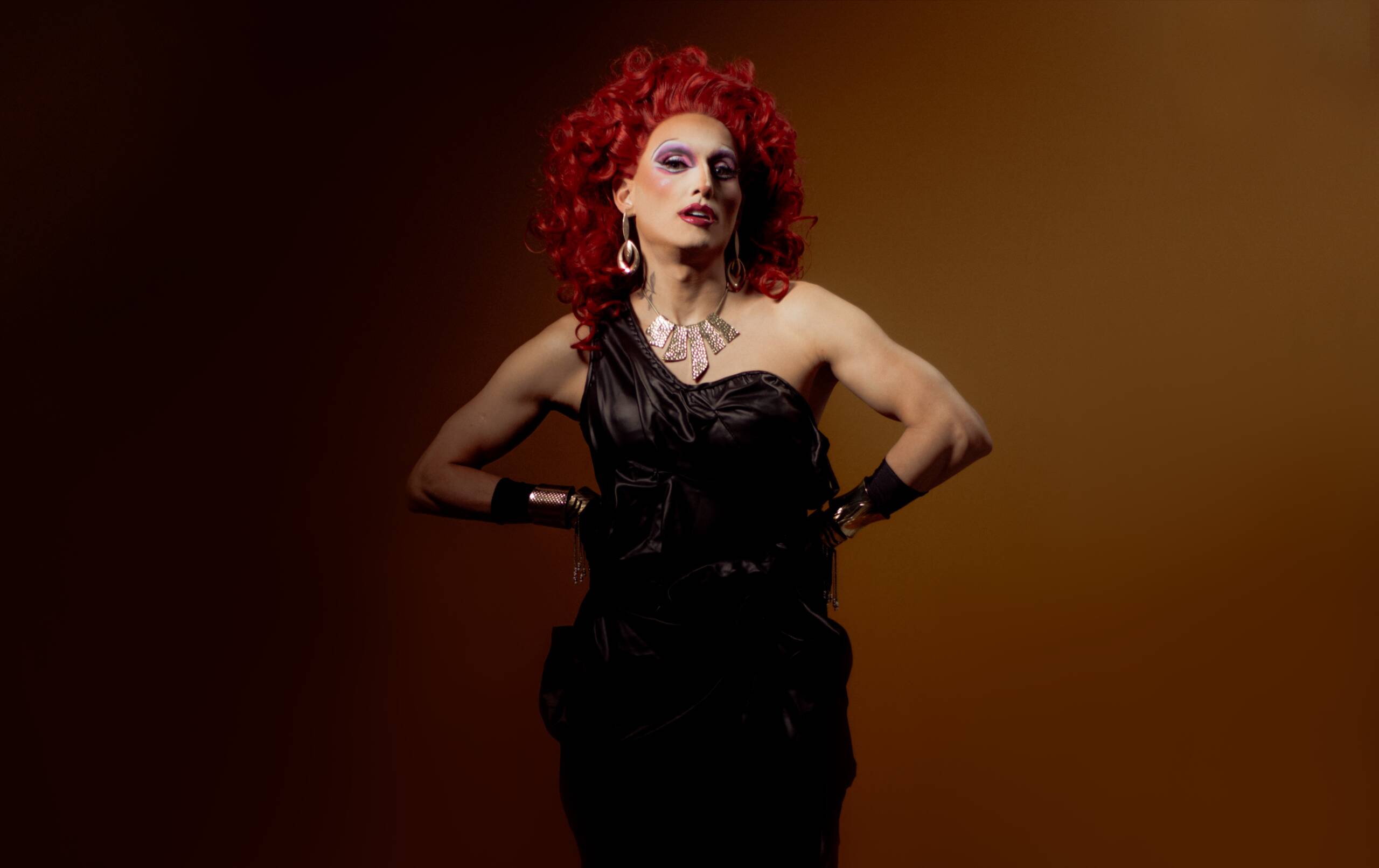 Com alma de atriz e corpo de estrela, Mercedez Vulcão transforma Shakespeare em pop e o palco em resistência.