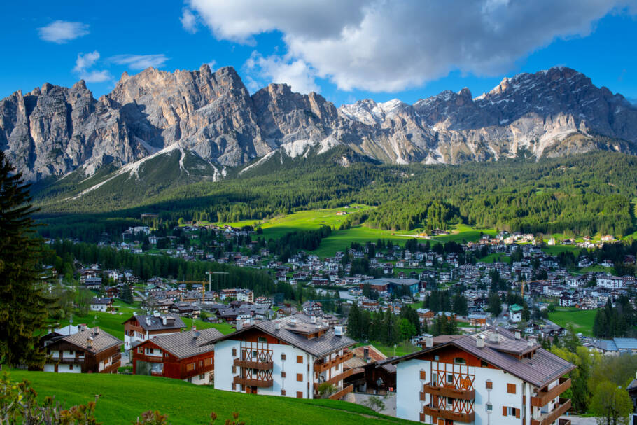 Vista da charmosa cidade de Cortina D’Ampezzo, que fica aos pés das imponentes Dolomitas