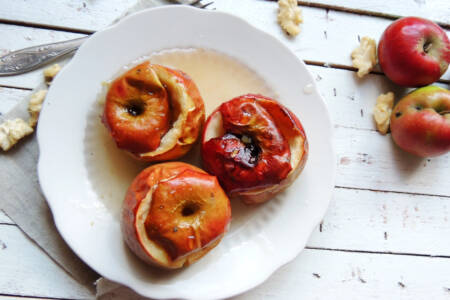 Maçã assada com mel e canela