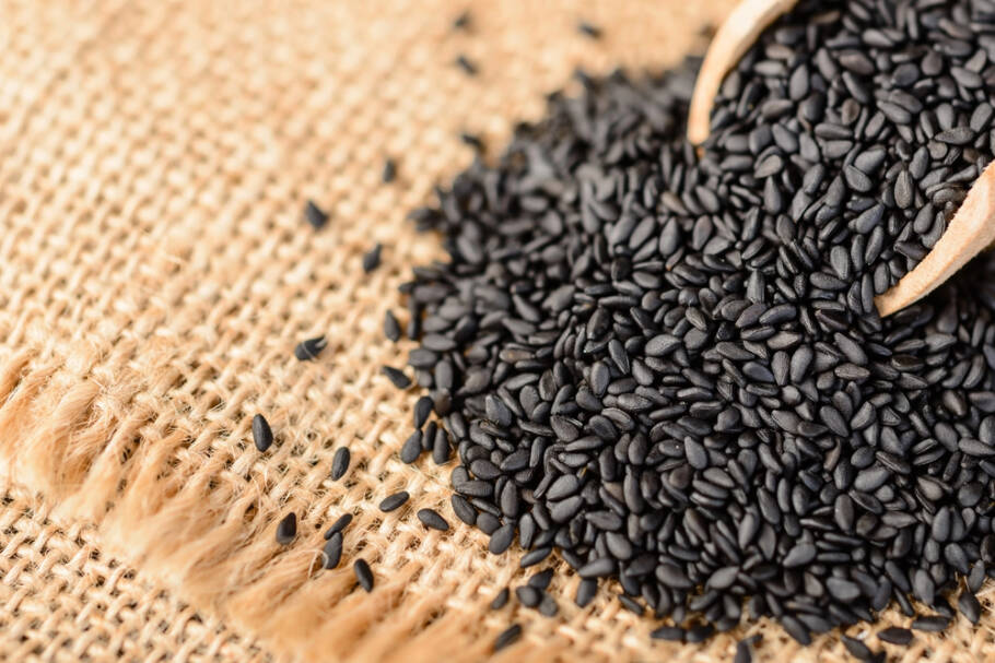 O Gergelim preto destaca-se pela alta concentração de fibras insolúveis, compostos antioxidantes e menor índice glicêmico