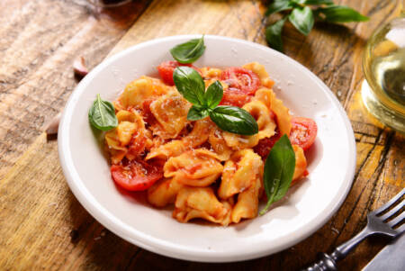 Tortellini ao Molho de Tomate e Manjericão