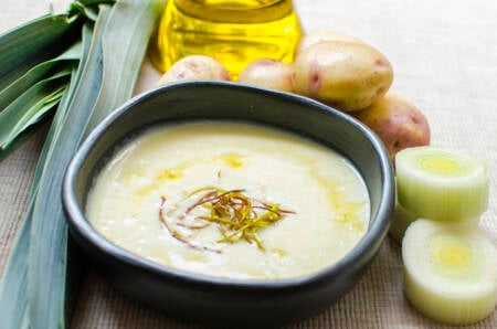 Creme de batata com alho-poró caramelizado e noz-moscada