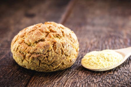 Broa de fubá com erva-doce e goiabada cascão