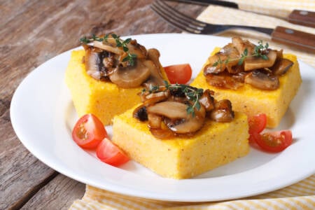 Polenta grelhada com cogumelos ao vinho