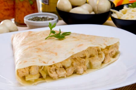 Crepe de milho com frango desfiado e catupiry