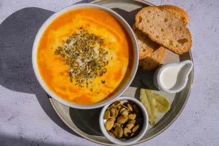 Sopa cremosa de abóbora com gengibre