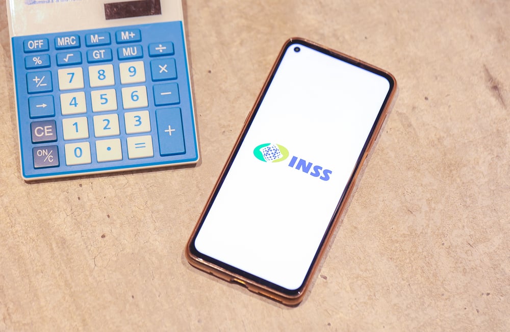 Instituto realiza os depósitos conforme valor do benefício e número final do cartão. Verifique as datas no app Meu INSS