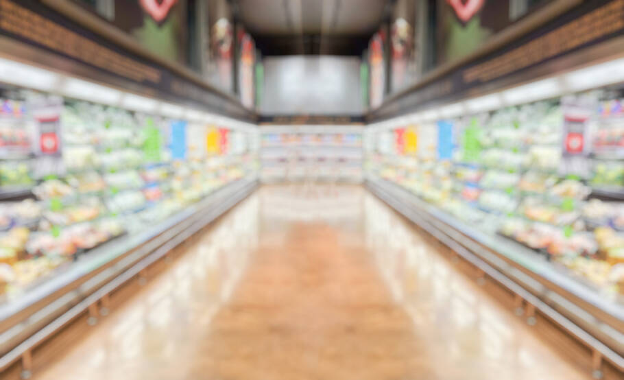 Os alimentos ultraprocessados, muito presentes na dieta moderna, são caracterizados por serem altamente industrializados e ricos em ingredientes artificiais, como conservantes, corantes e açúcares adicionados