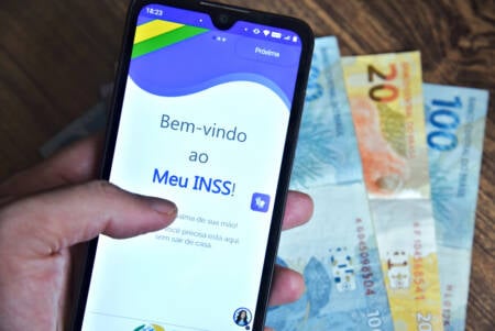 INSS organiza depósitos conforme penúltimo número do cartão do benefício. Central 135 e app Meu INSS estão disponíveis para esclarecer dúvidas