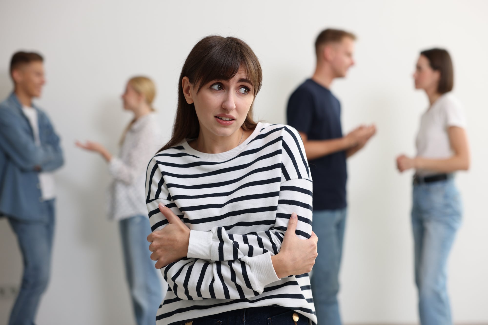 Ansiedade social vai além da timidez: medo intenso de interações pode afetar profundamente a vida de quem sofre com o transtorno.