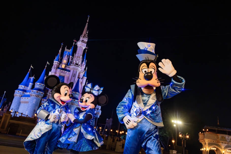 Mickey, Minnie e Pateta com as roupas da nova parada noturno do parque Magic Kingdom, que estreia em julho
