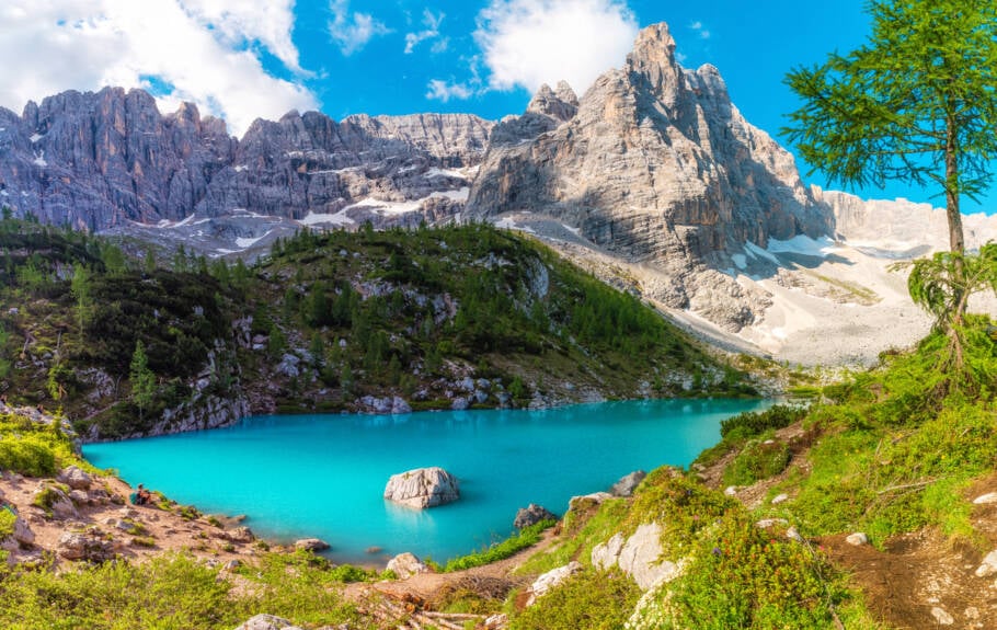 Lago di Sorapis com suas águas azul-turquesa