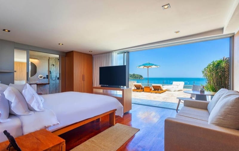 Todos os quartos são voltados para o mar e equipadas com ofurôs privativos nas varandas