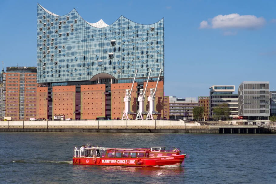 Vista do Elbphilharmonie,  sala de concertos localizada no distrito de HafenCity, em Hamburgo
