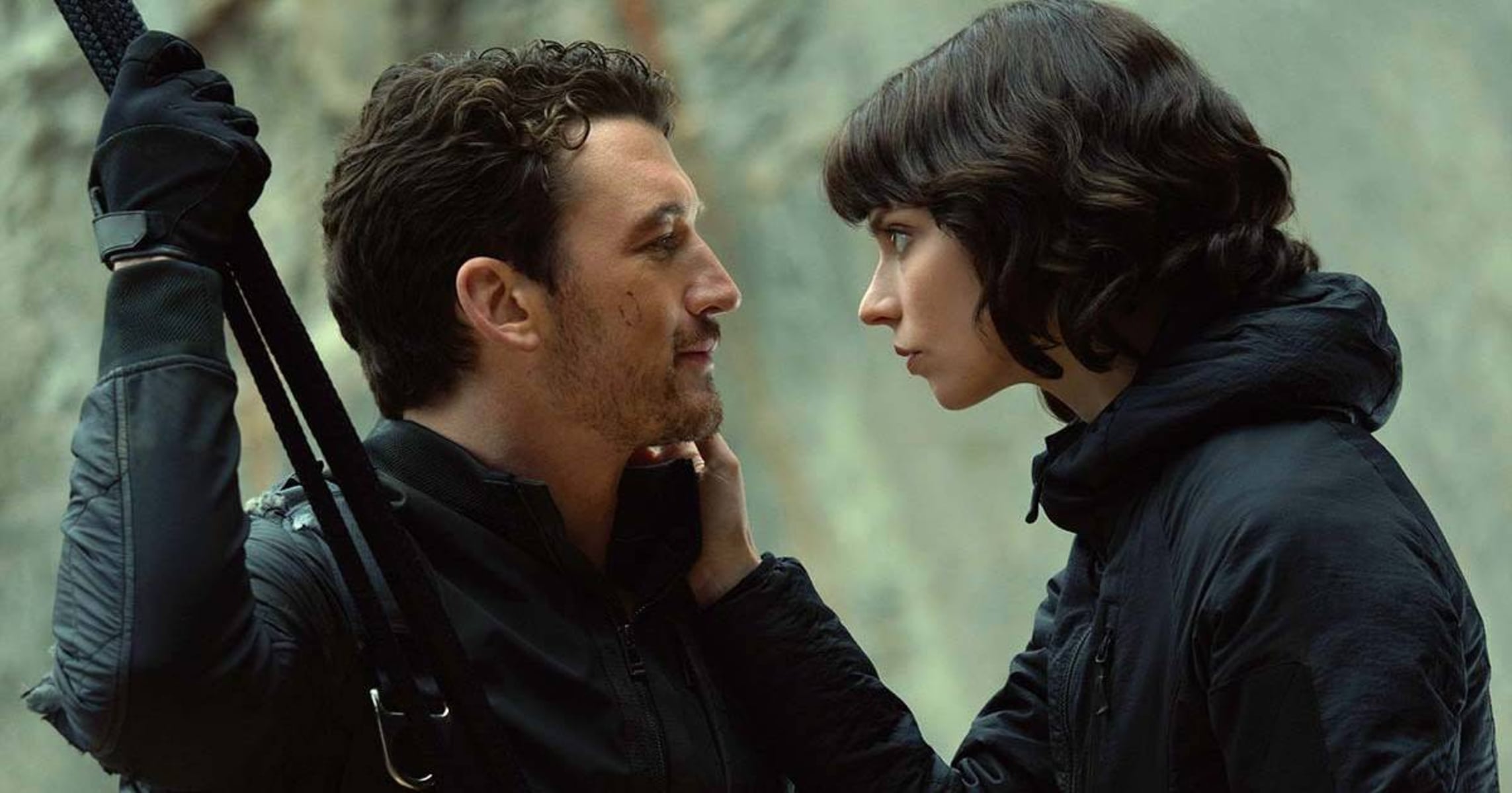 Em lados opostos do desfiladeiro, os agentes formam uma conexão silenciosa enquanto tentam conter uma ameaça invisível.