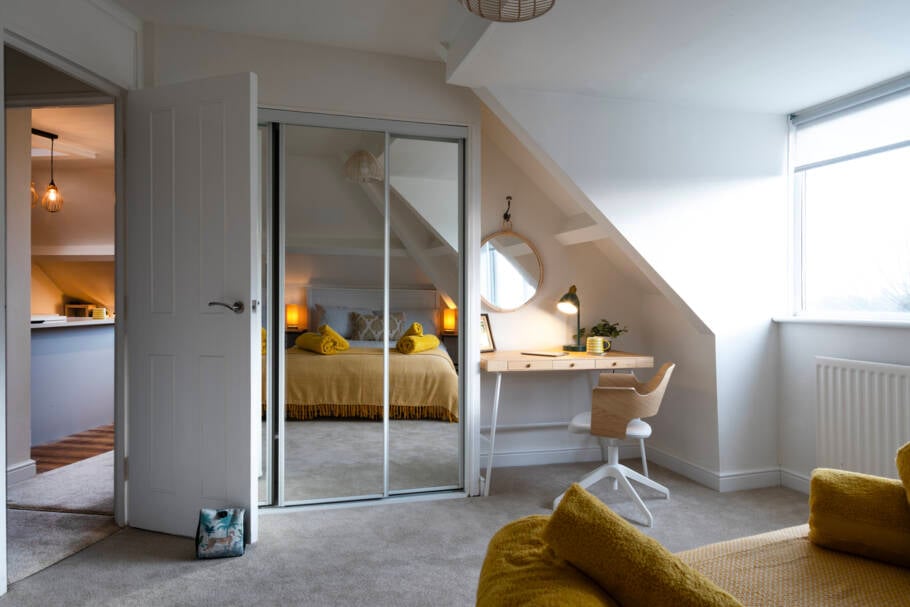 O espelho de frente para a cama é uma das práticas mais desaconselhadas