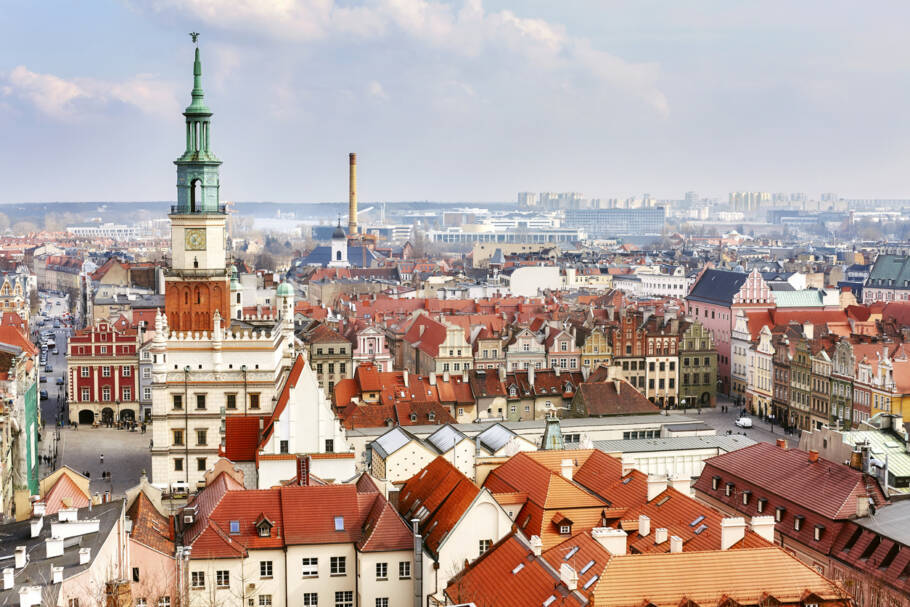 Vista do centro histórico de Poznań (Polônia), destino econômico no coração da Europa