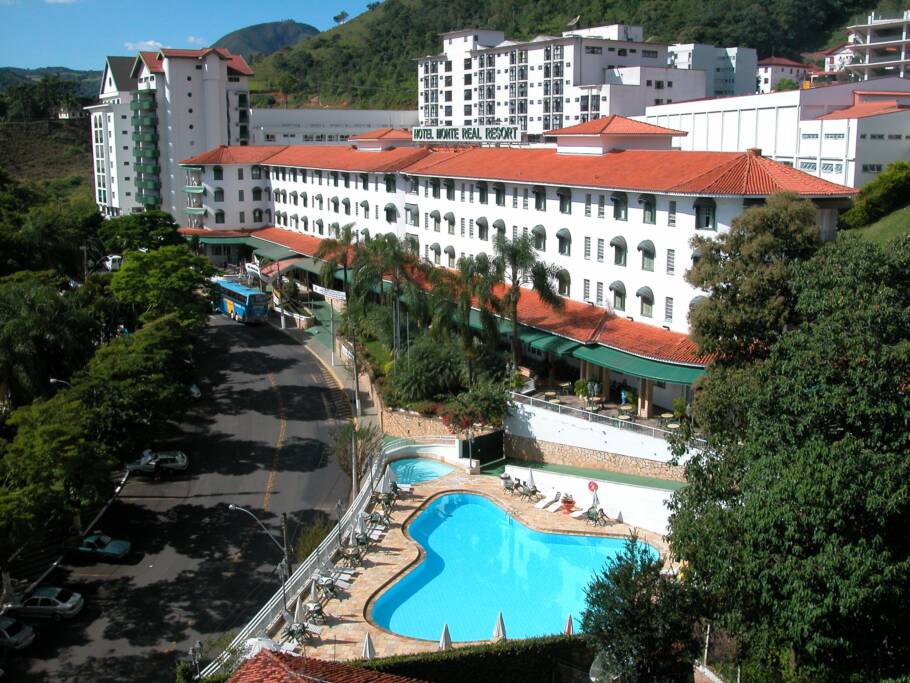 Fachada do Hotel Monte Real, que fica bem no centro de Águas de Lindóia