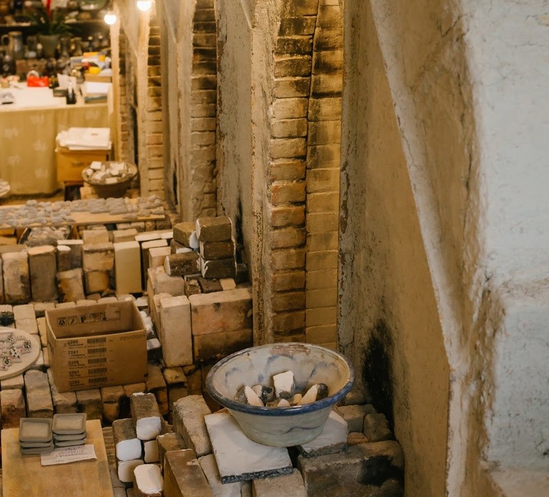 Forno Noborigama em atividade em um dos ateliês de Cunha