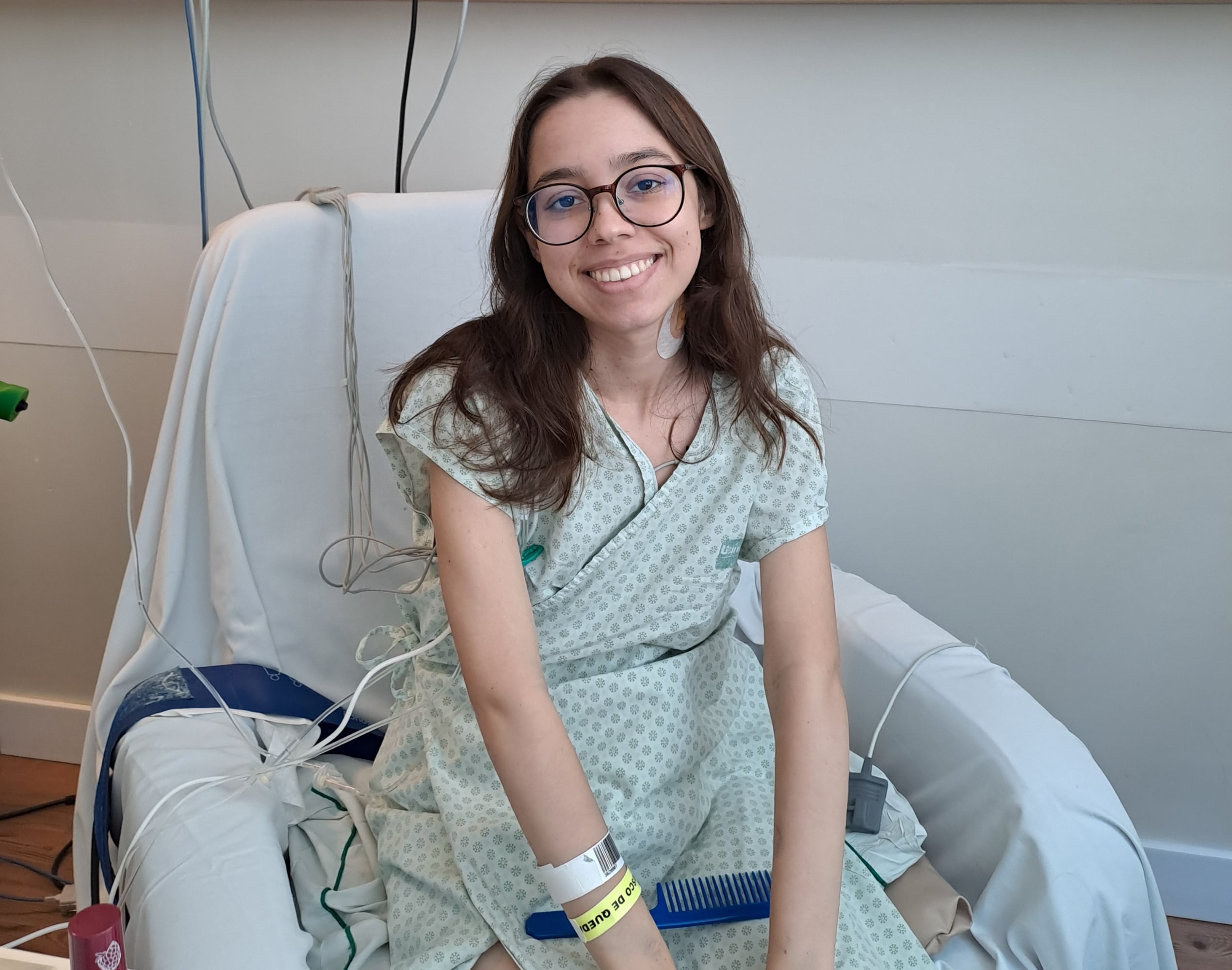 Giulia durante o período de internação, enfrentando um tratamento intenso que incluiu 12 transfusões de sangue.