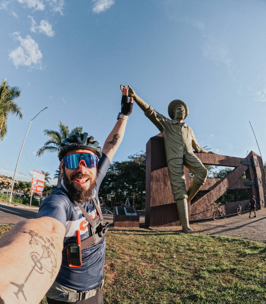 Diego Sanches no Monumento Menino da Porteira, em Ouro Fino (MG)