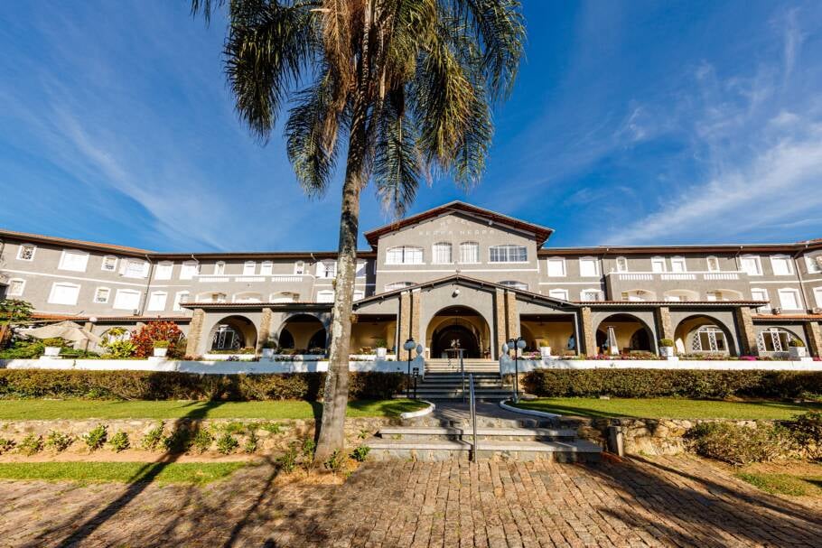 A bela fachada do Grand Hotel Resort Serra Negra, que oferece vistas panorâmicas