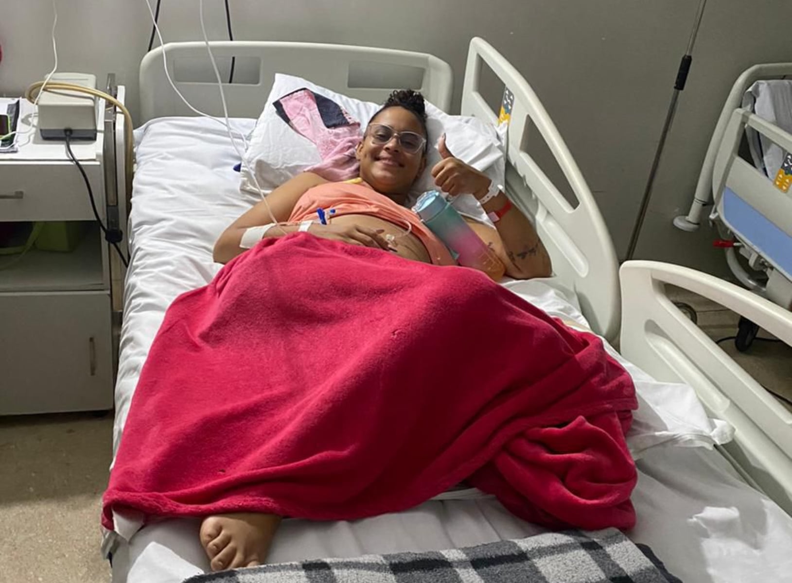 Jessica foi internada diversas vezes até ser levada à UTI, onde descobriu que a bactéria havia atingido sua medula.