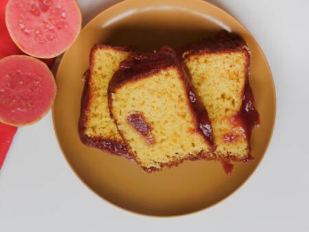 Bolo de fubá com goiabada cascão