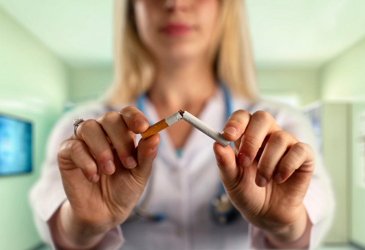 No Brasil, estima-se que mais de 160 mil pessoas morram todos os anos em decorrência de doenças provocadas pelo fumo – iStock/sefa ozel