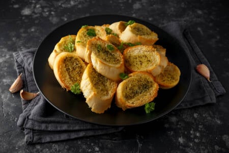 Torrada de alho no micro-ondas