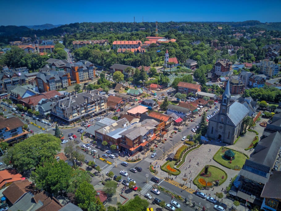 Vista aérea de um dia ensolarado e céu azul da cidade de Gramado, Serra Gaúcha, Rio Grande do Sul, Brasil. Destaque para a Paróquia São Pedro.